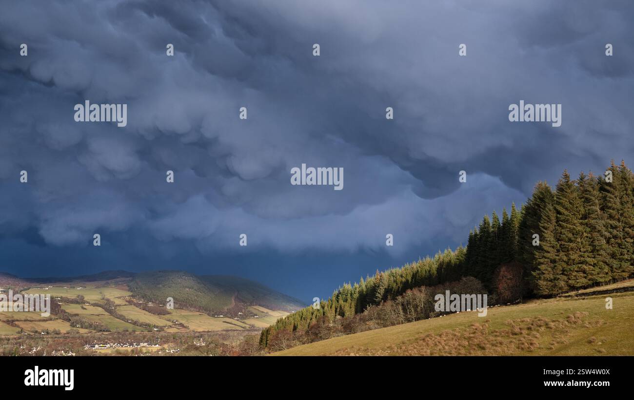 Rare nuvole di mammatus che si formano sotto una tempesta di passaggio sopra Drumnadrochit nelle Highlands scozzesi. Foto Stock