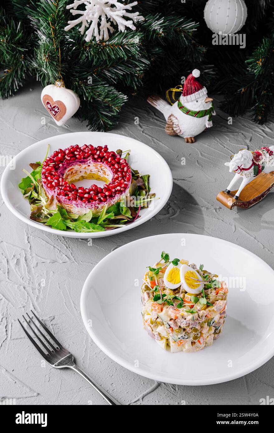 Insalate natalizie con presentazione elegante Foto Stock