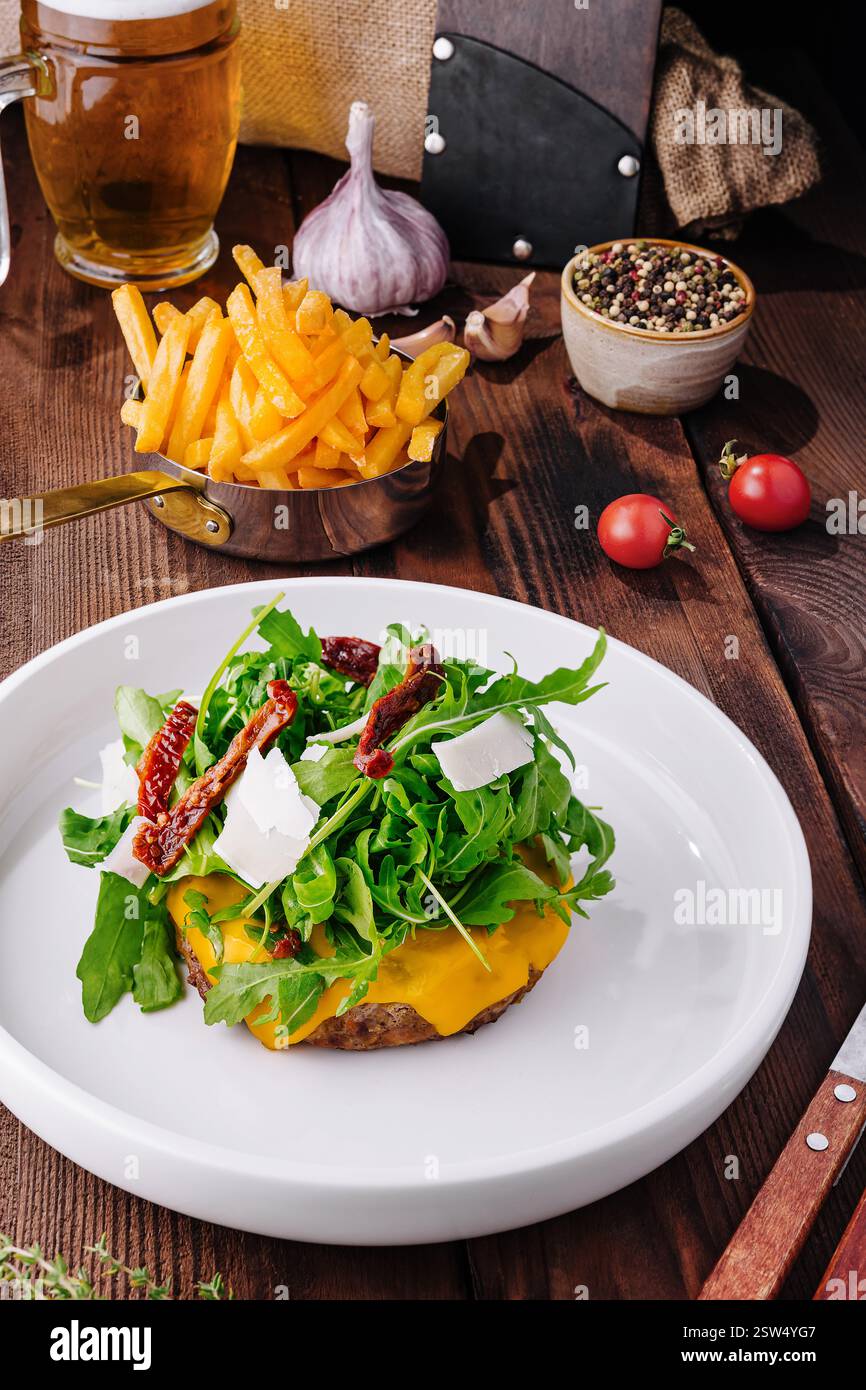 Cheeseburger gourmet con rucola e pomodori secchi Foto Stock