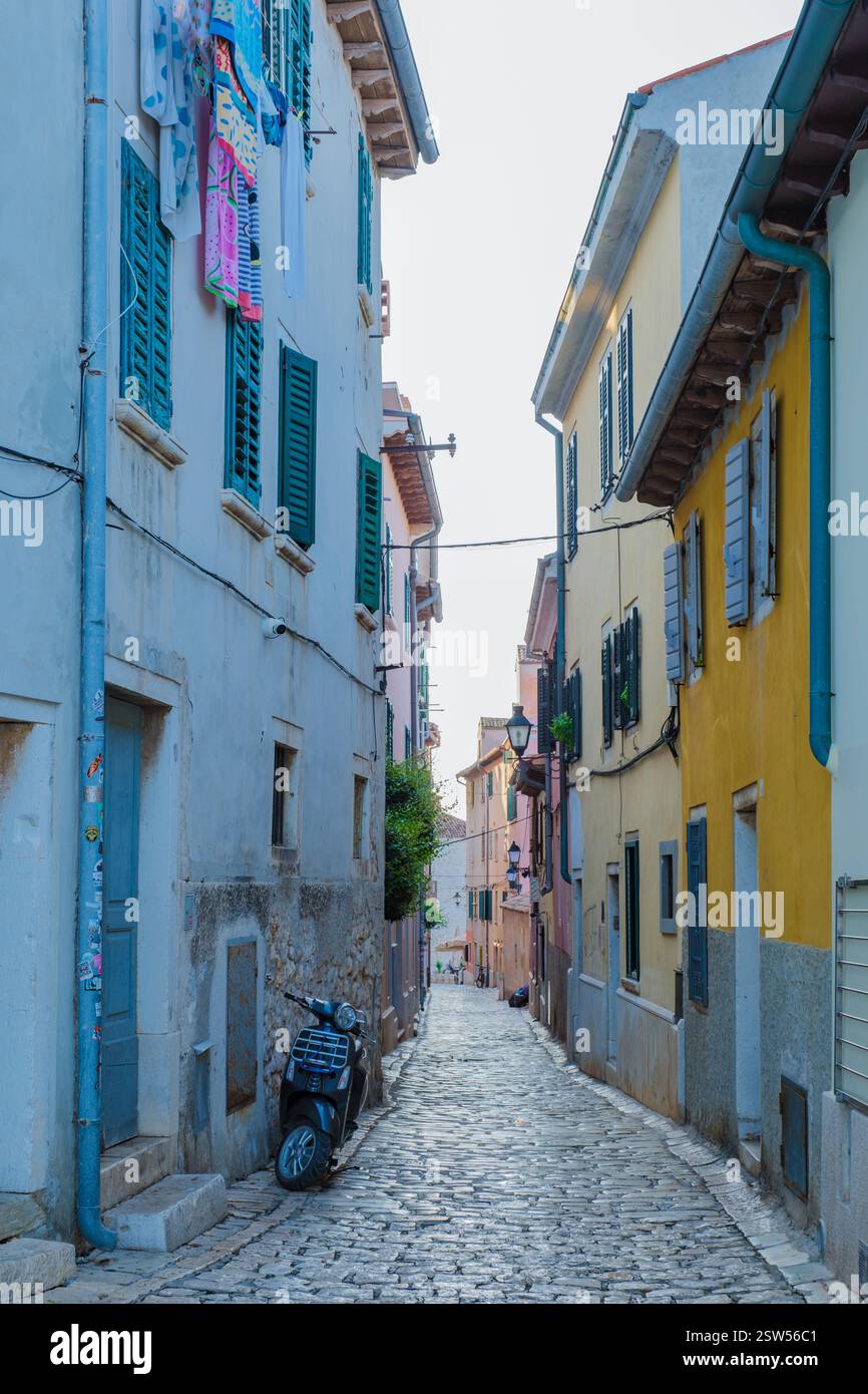 Affascinante vicolo acciottolato a Rovigno, Croazia, che presenta una vibrante architettura costiera Foto Stock