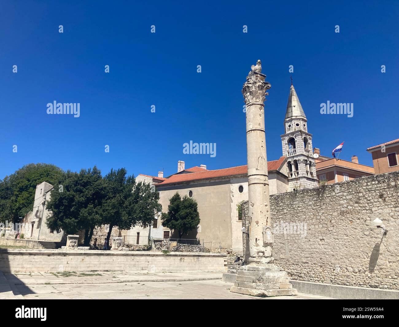 Pilastro della vergogna antica rovina della colonna nella città vecchia di Zara in Croazia. Destinazione turistica panoramica sotto il sole estivo. Vecchi edifici medievali in pietra - Immagine stock catturata con smartphone