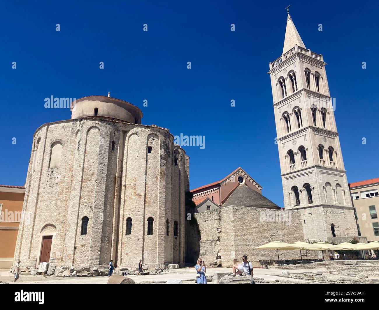 Chiesa di San Donato e Campanile nel centro di Zara, Croazia. Il famoso edificio religioso antico, il centro di attrazione turistica e' in pietra medioevale - Immagine stock catturata con smartphone