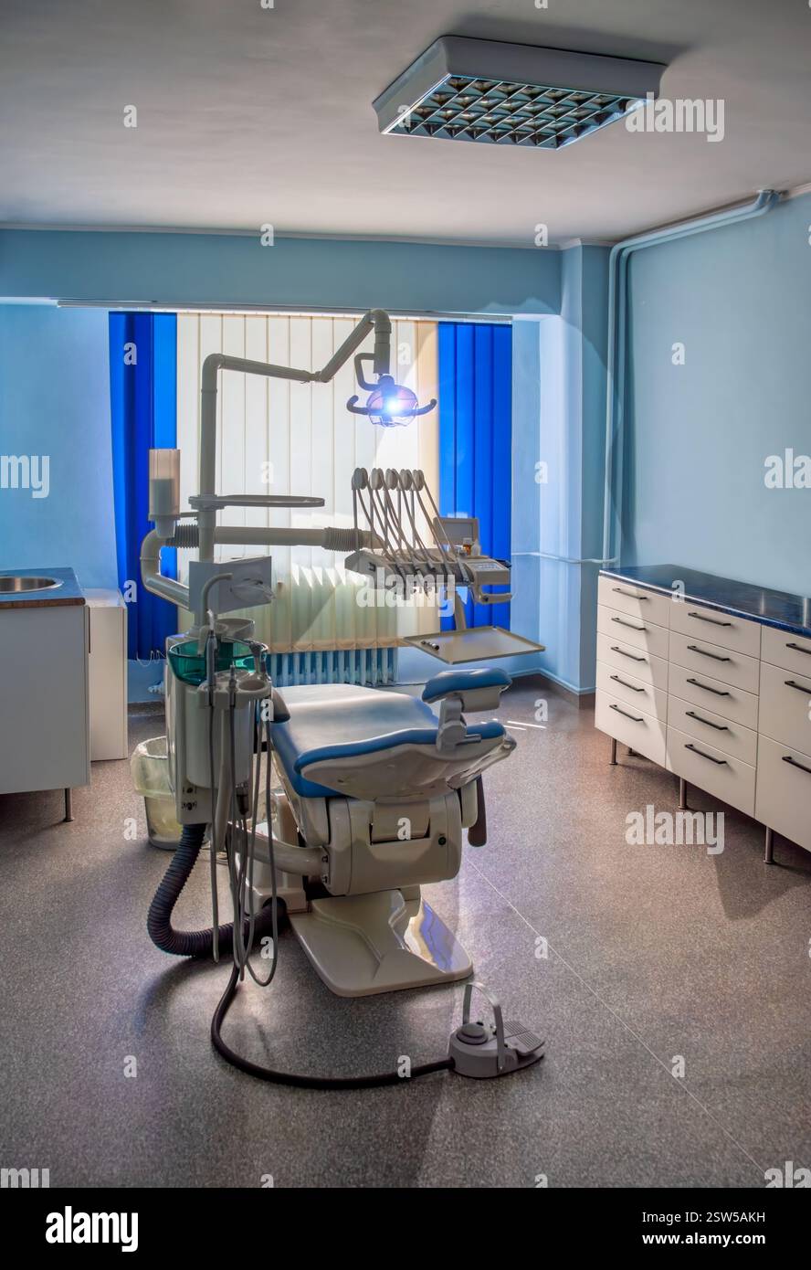 sala di studio odontoiatrico clinica con sedia dentista Foto Stock