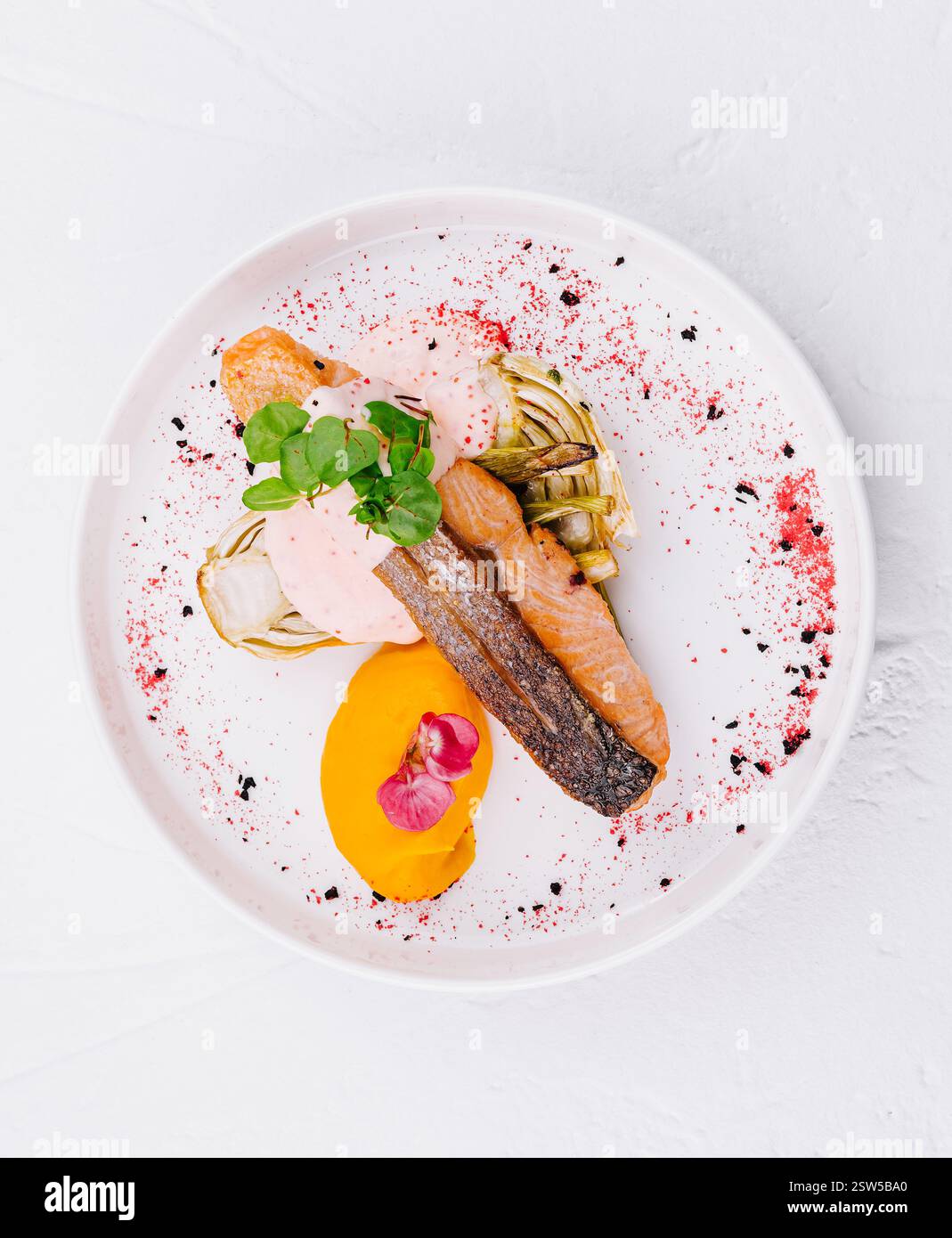 Piatto gourmet di salmone con contorno colorato Foto Stock