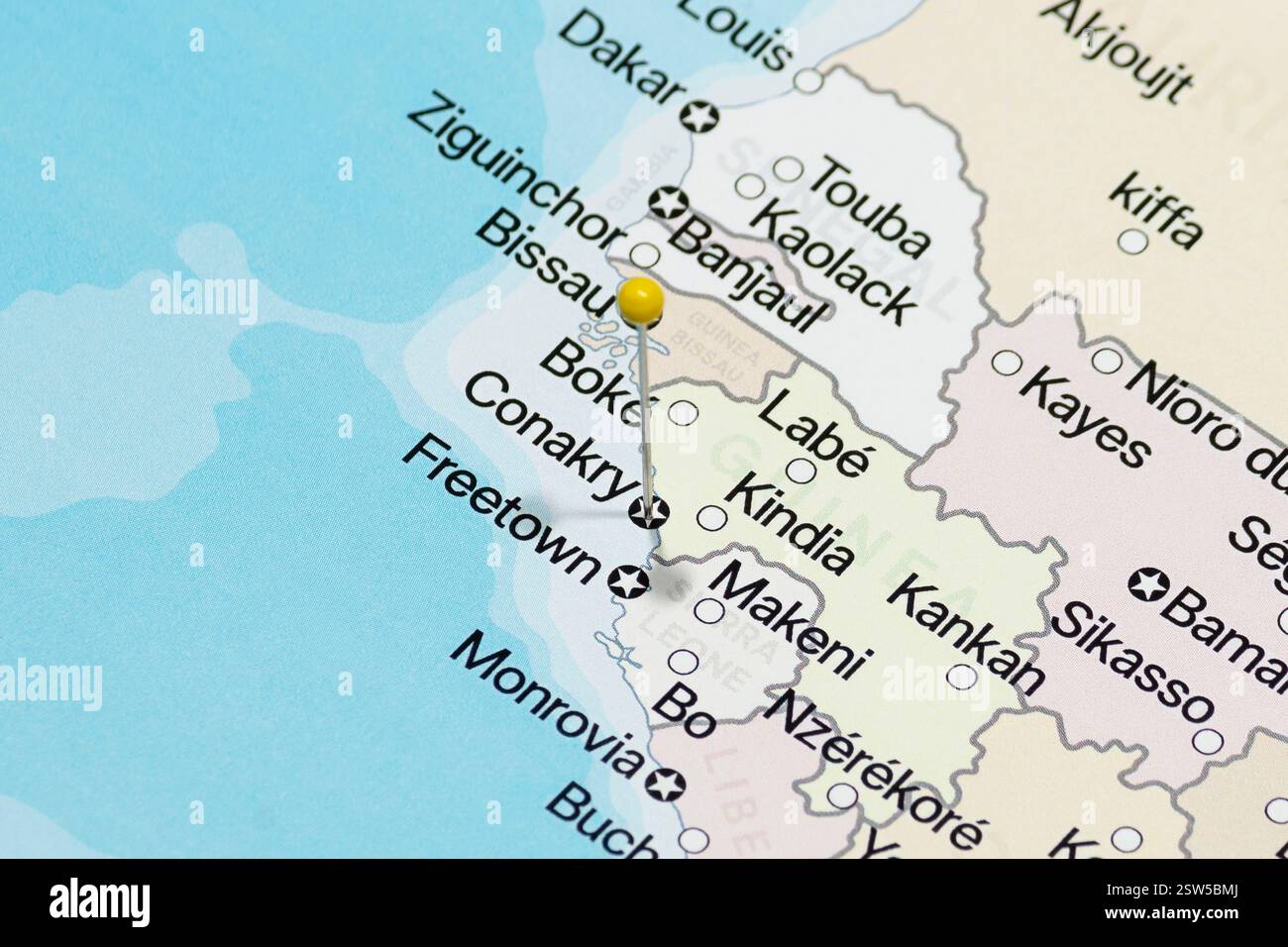 spilla gialla nella città di conakry della ghinea mappa politica Foto Stock
