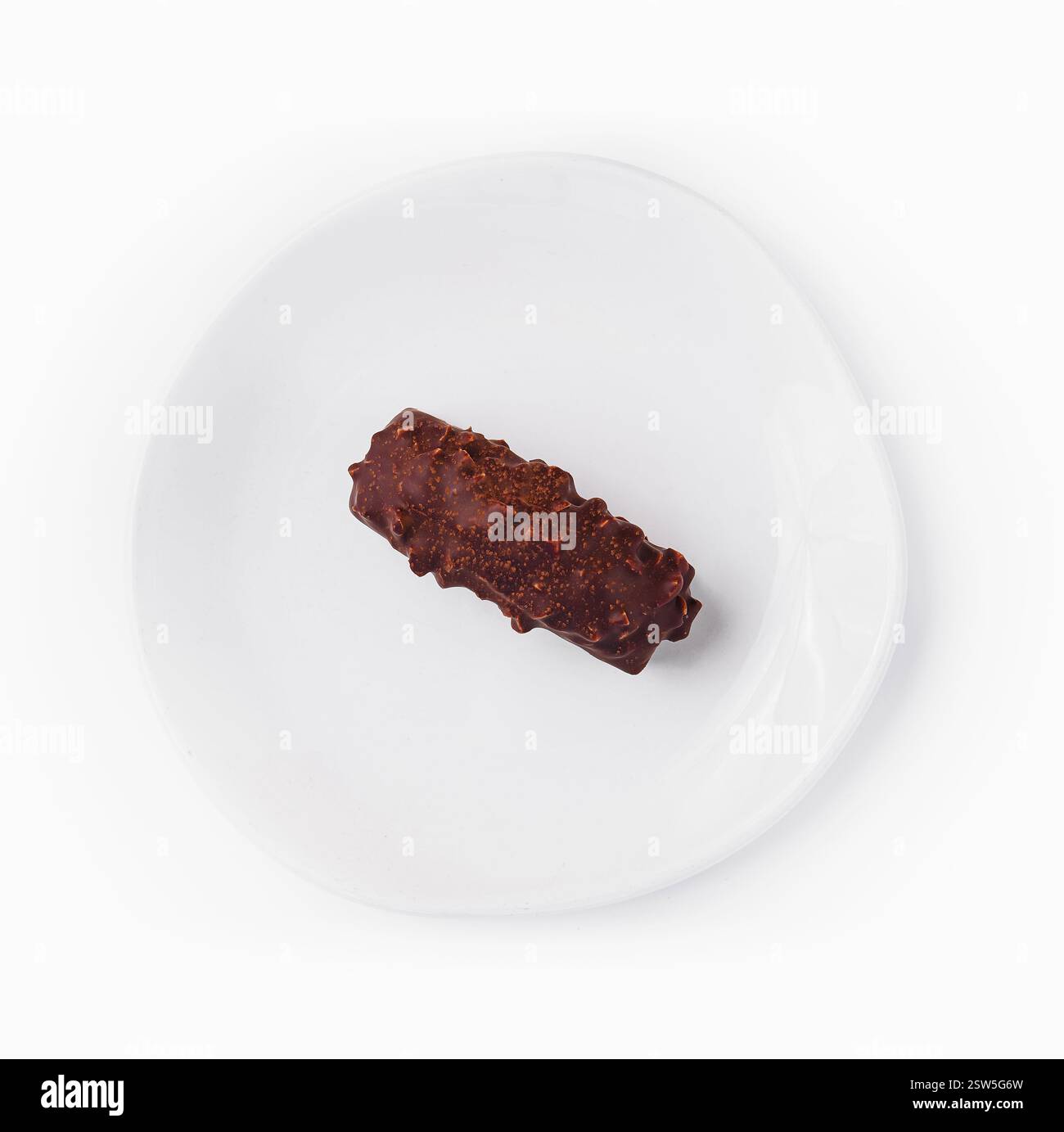 Barretta di cioccolato singola su piatto bianco Foto Stock