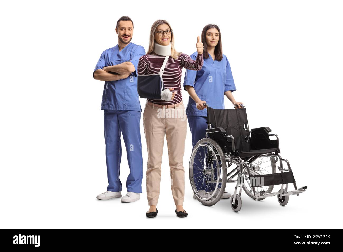 La paziente si sta riprendendo dall'intervento chirurgico e dai gesti con un team di infermieri isolati su sfondo bianco Foto Stock