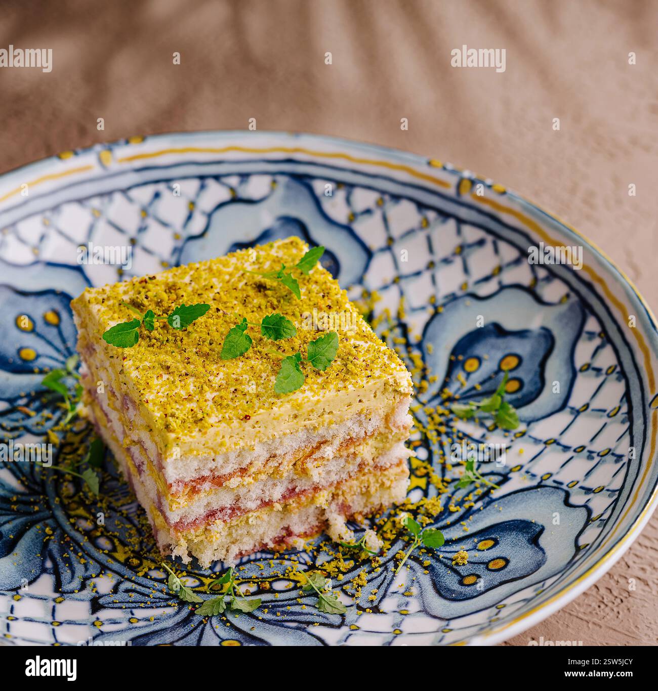 Torta d'amore persiana su piatto decorativo Foto Stock