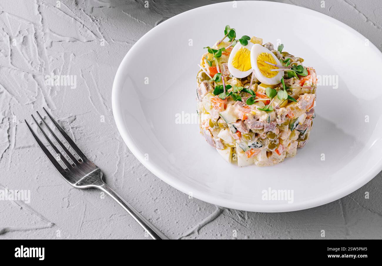 Insalate natalizie con presentazione elegante Foto Stock