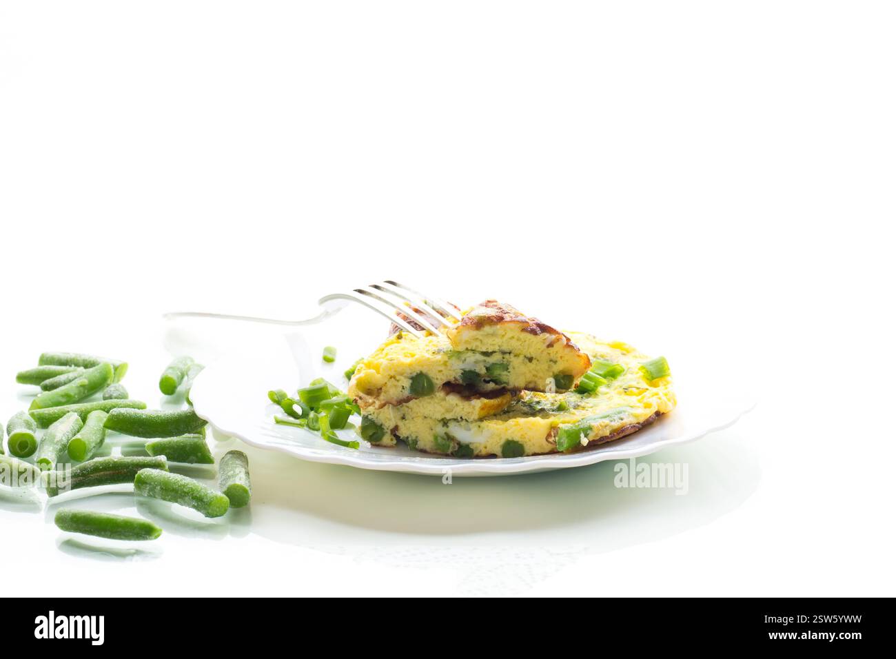 Omelette all'uovo con erbe e verdure isolate su fondo bianco. Foto Stock