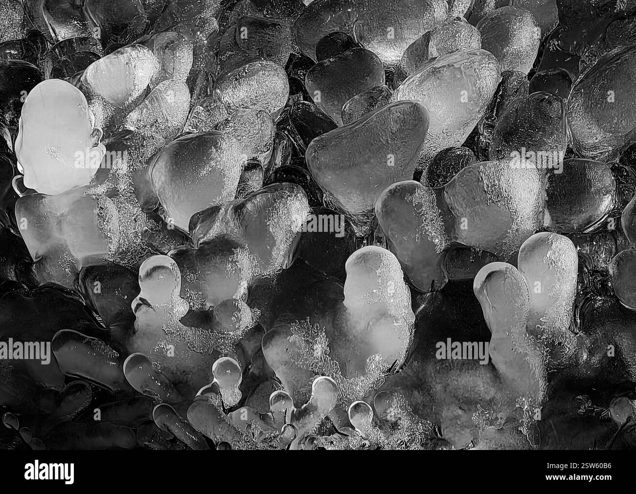 Frozen Drip Art: Formazioni di ghiaccio astratto in una grotta Foto Stock