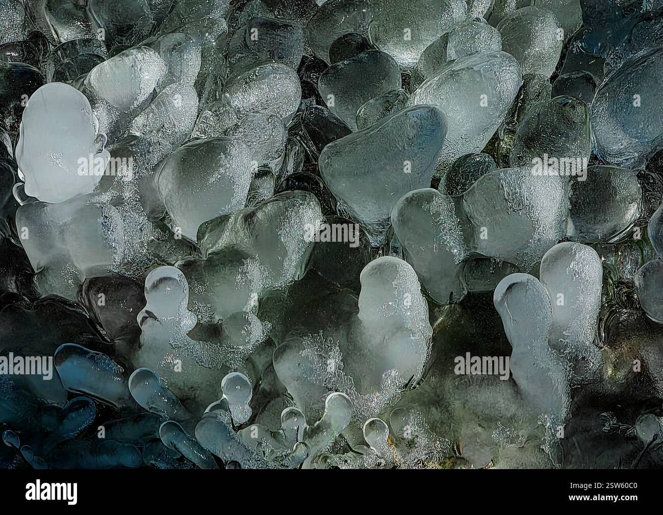 Frozen Drip Art: Formazioni di ghiaccio astratto in una grotta Foto Stock