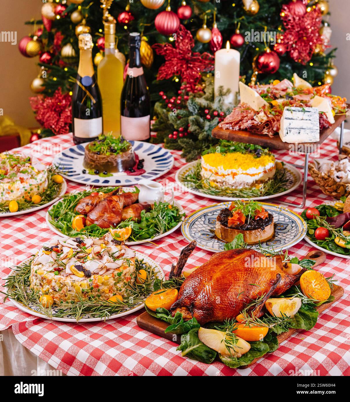 Cena di natale con alberi decorati Foto Stock