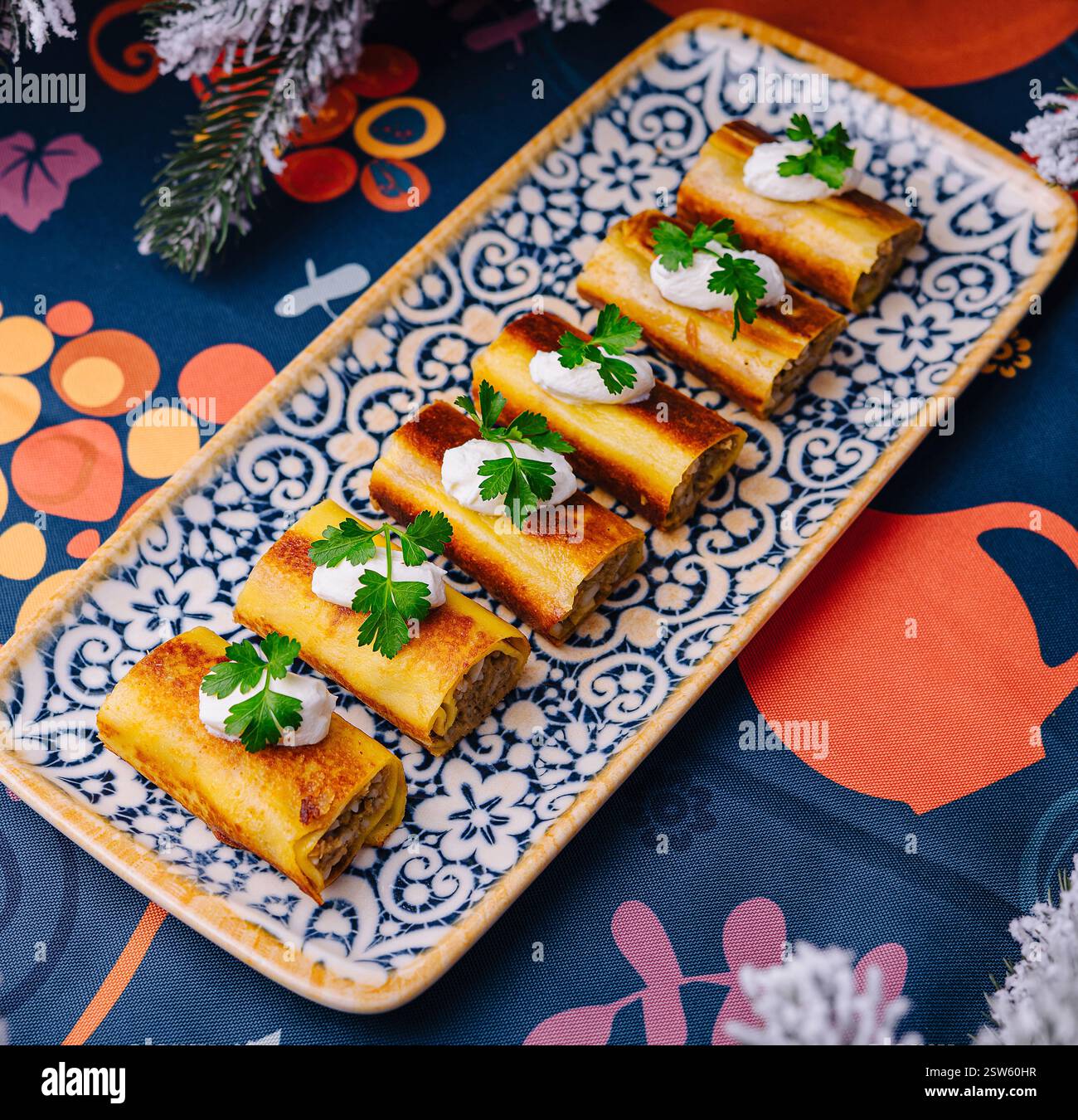 Stuzzichini natalizi su un vassoio decorato Foto Stock