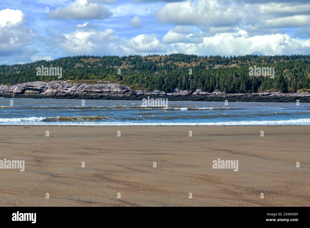 Costa frastagliata e spiaggia a Saint John Bay, New Brunswick, Canada Foto Stock