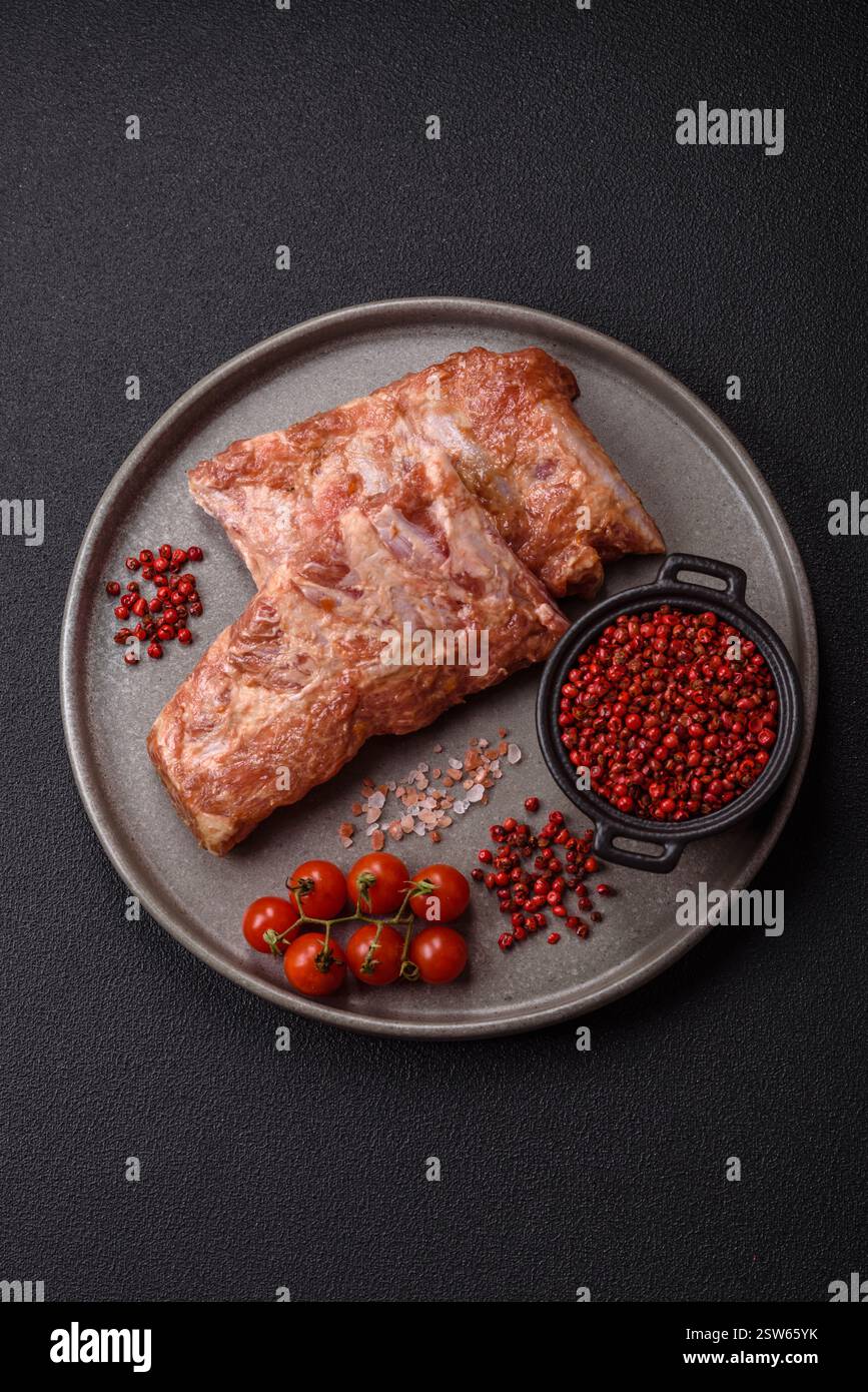 Costolette di maiale in salsa agrodolce con sale e spezie Foto Stock