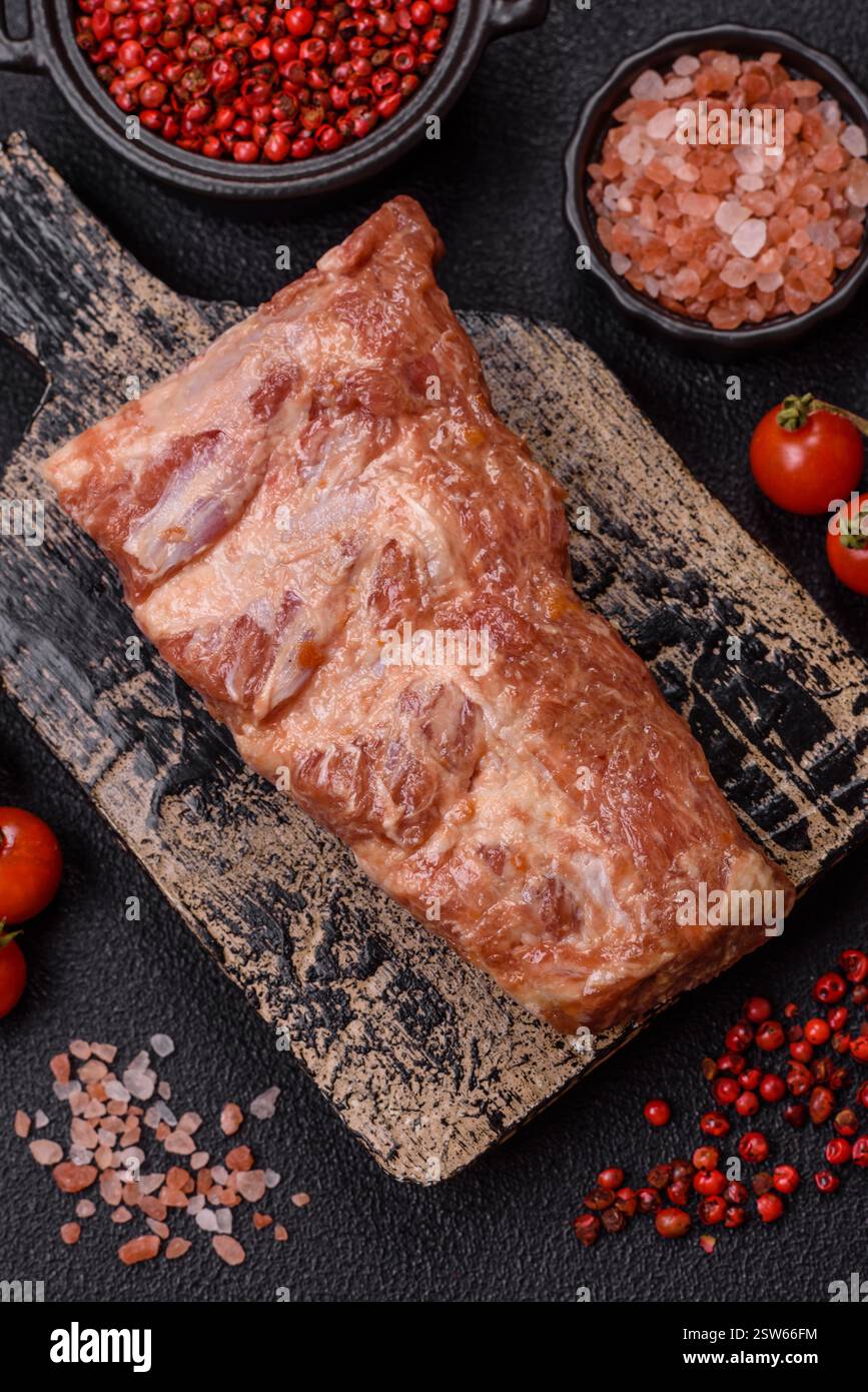 Costolette di maiale in salsa agrodolce con sale e spezie Foto Stock