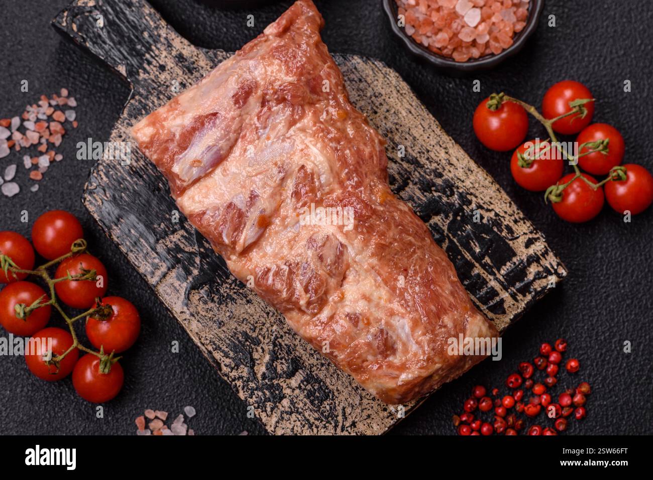 Costolette di maiale in salsa agrodolce con sale e spezie Foto Stock