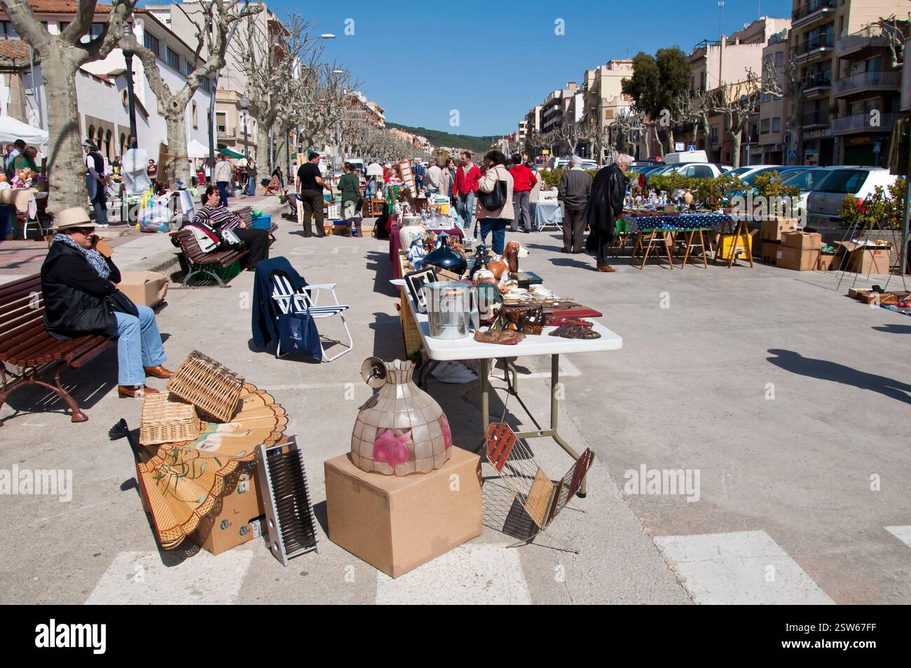 Vista del mercato delle pulci, del tradizionale Mercadillo a la Riera, di Arenys de Mar, della costa di Maresme, di Barcellona, Spagna Foto Stock