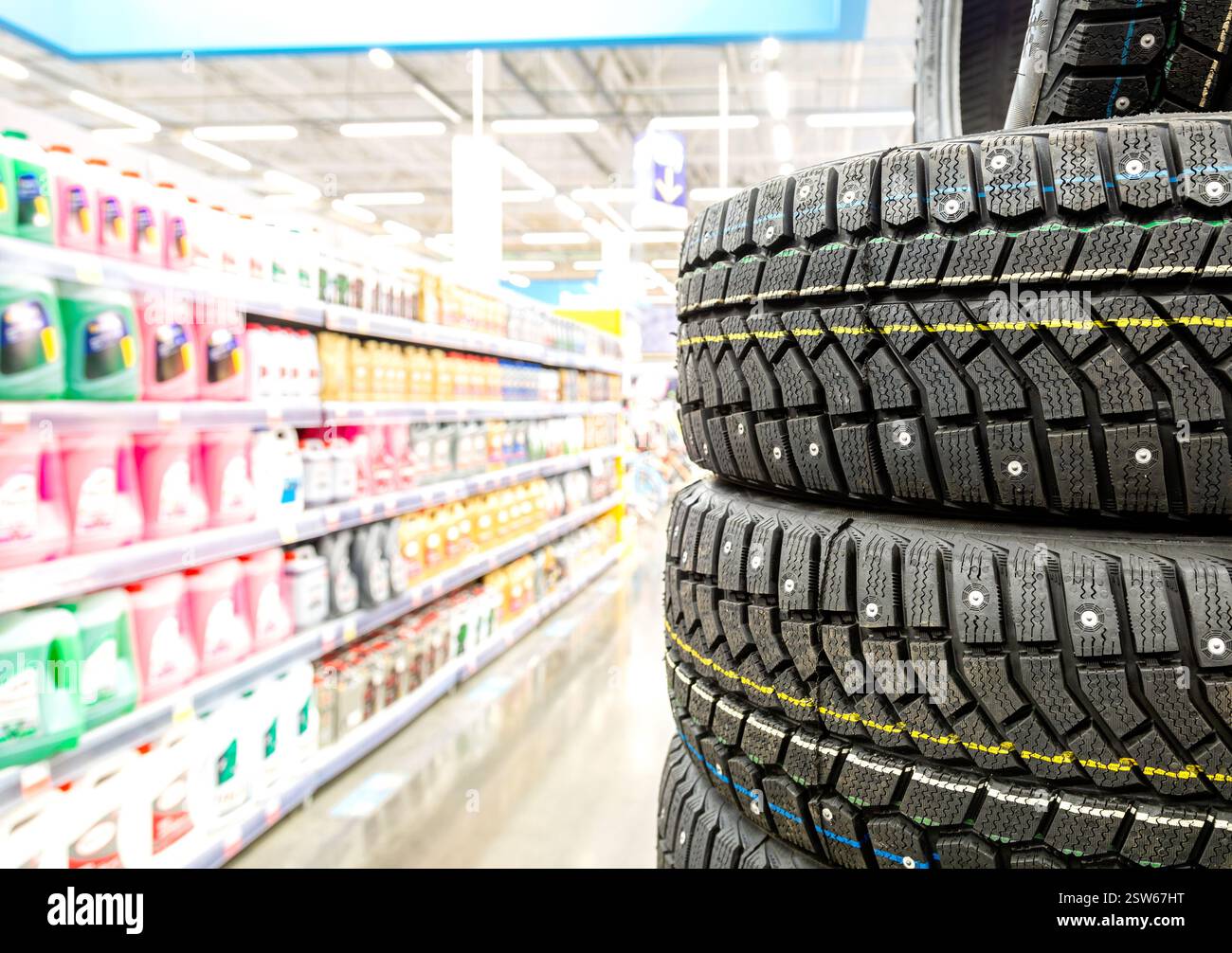 Pneumatici per veicoli invernali impilati per la vendita nell'ipermercato della catena Foto Stock