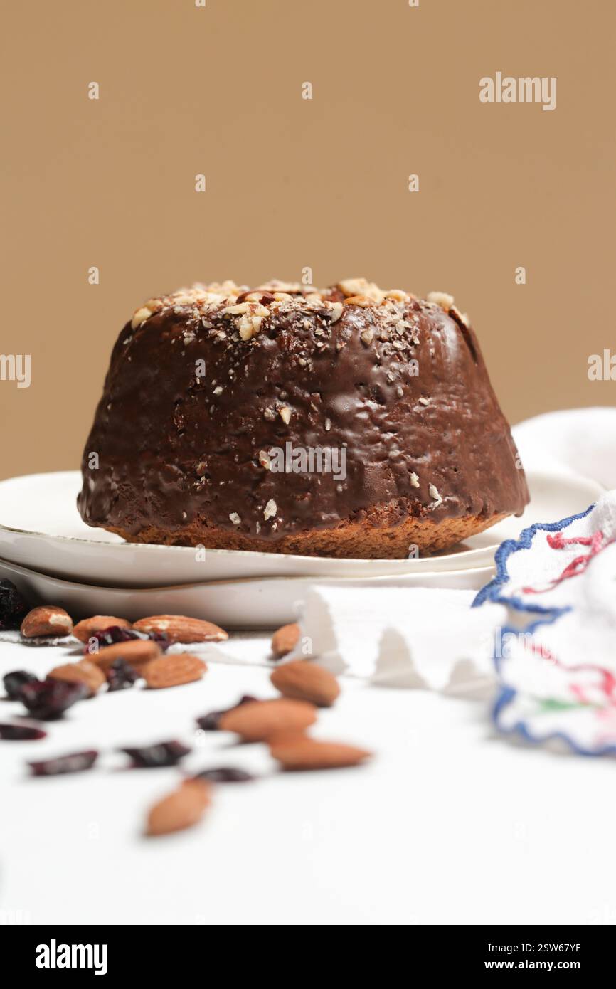 Delizioso classico kouglof di mandorle al cioccolato Foto Stock
