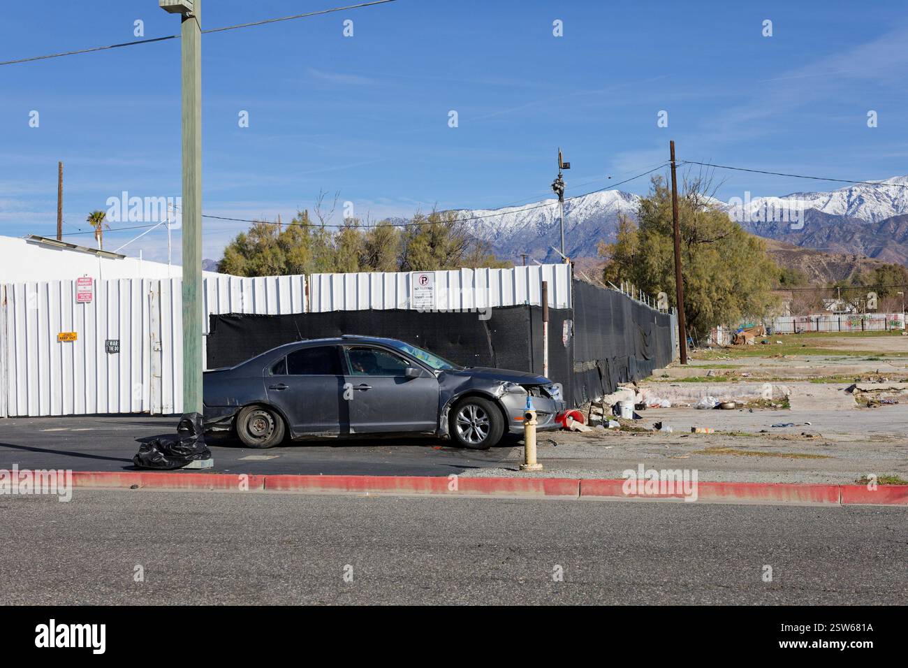 Auto danneggiata sul lato della strada. Foto Stock