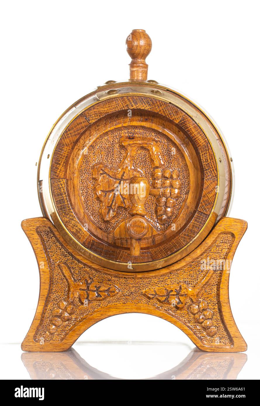 Un barile decorativo in legno con intagli di vite, artigianato vintage e una superficie riflettente, ideale per concept design o temi rustici. Foto Stock