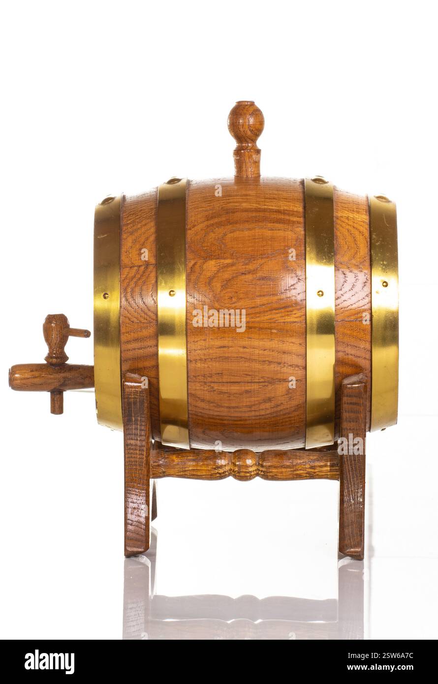 Un barile decorativo in legno con intagli di vite, artigianato vintage e una superficie riflettente, ideale per concept design o temi rustici. Foto Stock