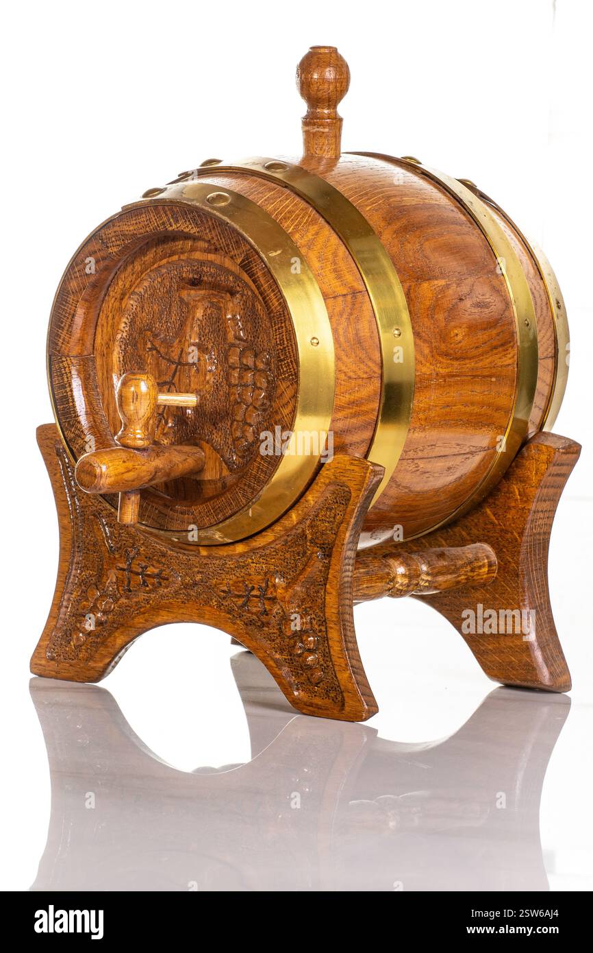 Un barile decorativo in legno con intagli di vite, artigianato vintage e una superficie riflettente, ideale per concept design o temi rustici. Foto Stock