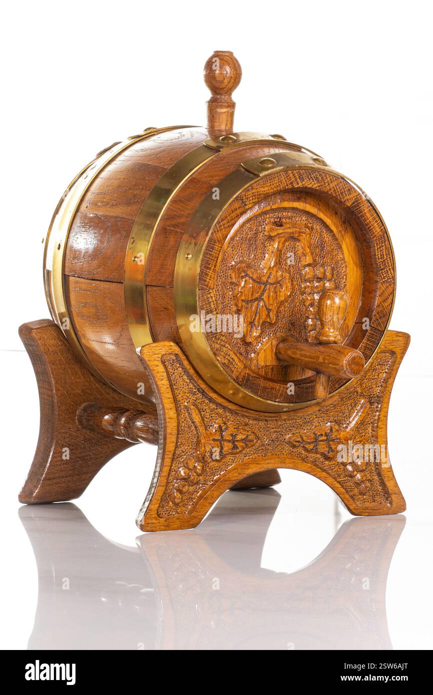Un barile decorativo in legno con intagli di vite, artigianato vintage e una superficie riflettente, ideale per concept design o temi rustici. Foto Stock