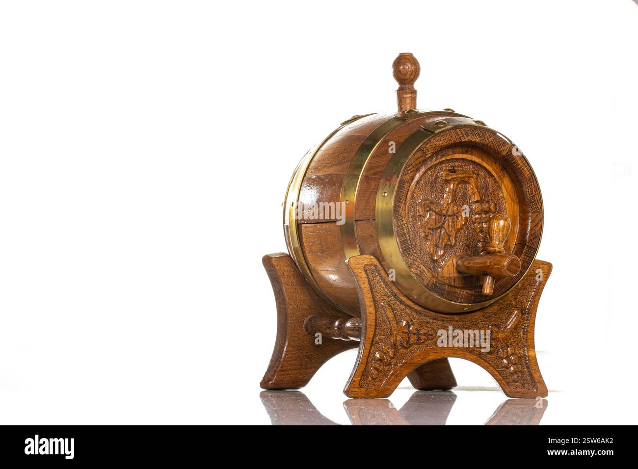 Un barile decorativo in legno con intagli di vite, artigianato vintage e una superficie riflettente, ideale per concept design o temi rustici. Foto Stock