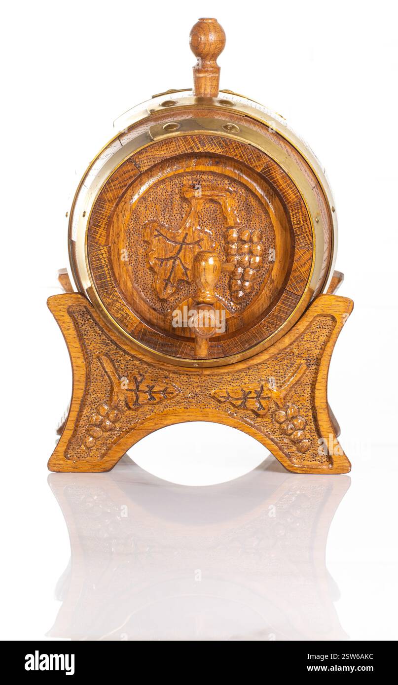 Un barile decorativo in legno con intagli di vite, artigianato vintage e una superficie riflettente, ideale per concept design o temi rustici. Foto Stock
