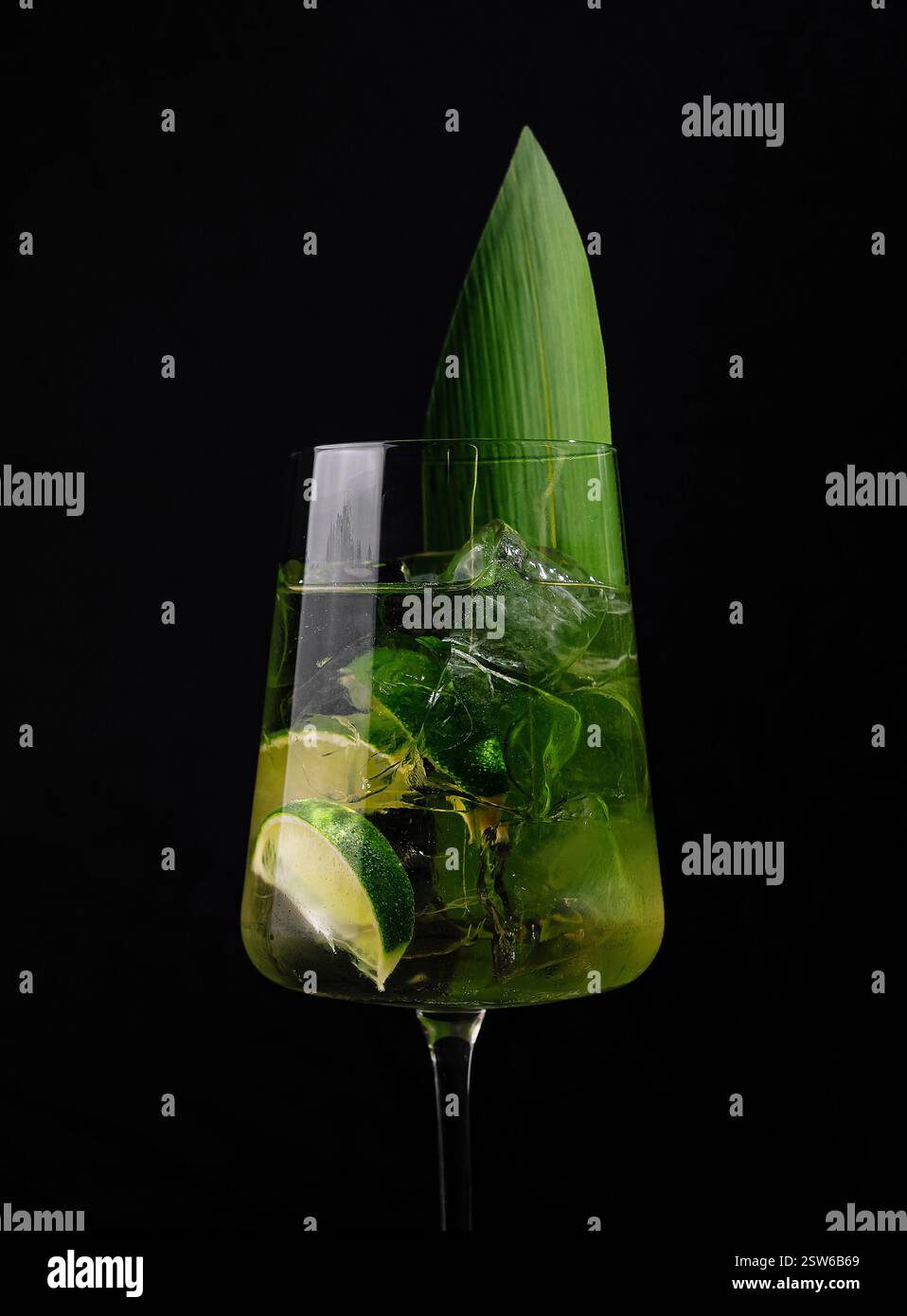 Cocktail esotico con lime e ghiaccio verde Foto Stock