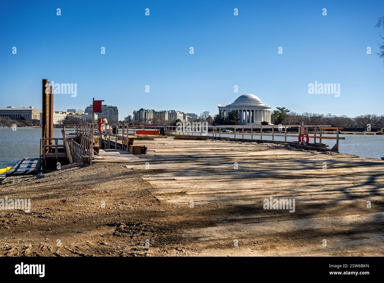 WASHINGTON DC, Stati Uniti — le attrezzature per l'edilizia e le barriere temporanee segnano il lavoro in corso al Tidal Basin Reconstruction Project, come fotografato il 14 febbraio 2025. L'importante ristrutturazione mira ad affrontare le questioni di lunga data di insediamento, erosione e inondazione intorno al bacino storico. Il progetto pluriennale, gestito dal National Park Service, prevede la ricostruzione della parete del mare, il miglioramento dei sistemi di drenaggio e la protezione dei famosi ciliegi che fiancheggiano il bacino. Foto Stock