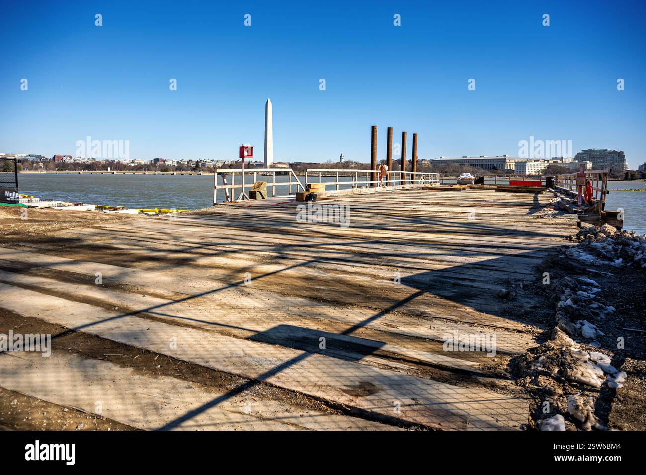 WASHINGTON DC, Stati Uniti — le attrezzature per l'edilizia e le barriere temporanee segnano il lavoro in corso al Tidal Basin Reconstruction Project, come fotografato il 14 febbraio 2025. L'importante ristrutturazione mira ad affrontare le questioni di lunga data di insediamento, erosione e inondazione intorno al bacino storico. Il progetto pluriennale, gestito dal National Park Service, prevede la ricostruzione della parete del mare, il miglioramento dei sistemi di drenaggio e la protezione dei famosi ciliegi che fiancheggiano il bacino. Foto Stock