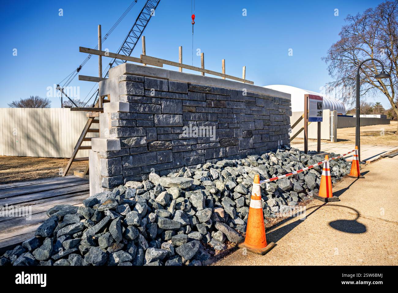 WASHINGTON DC, Stati Uniti — le attrezzature per l'edilizia e le barriere temporanee segnano il lavoro in corso al Tidal Basin Reconstruction Project, come fotografato il 14 febbraio 2025. L'importante ristrutturazione mira ad affrontare le questioni di lunga data di insediamento, erosione e inondazione intorno al bacino storico. Il progetto pluriennale, gestito dal National Park Service, prevede la ricostruzione della parete del mare, il miglioramento dei sistemi di drenaggio e la protezione dei famosi ciliegi che fiancheggiano il bacino. Foto Stock