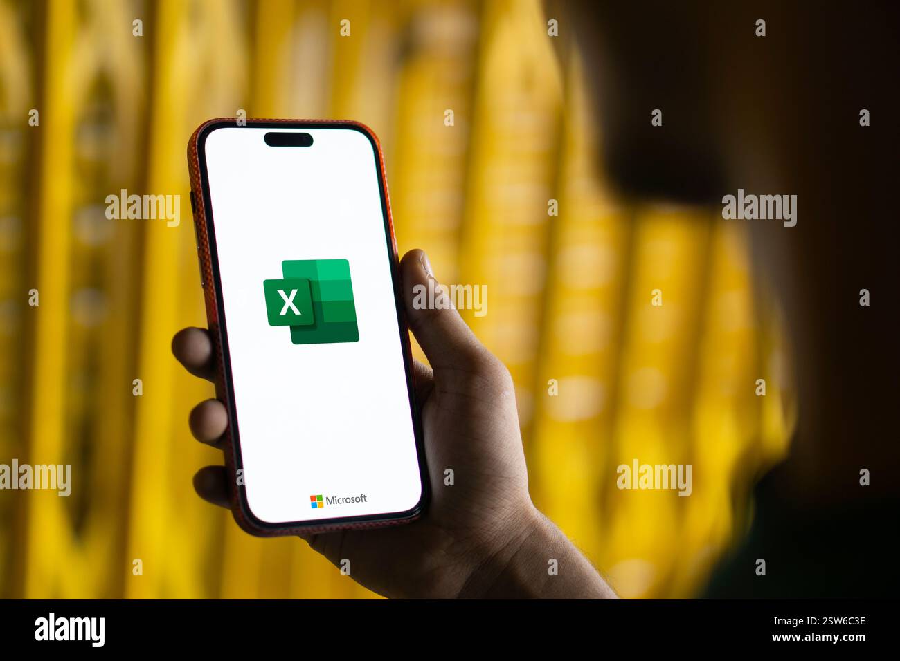 Dacca, Bangladesh - 06 ottobre 2024: Sullo smartphone viene visualizzato il logo Microsoft Excel. Foto Stock