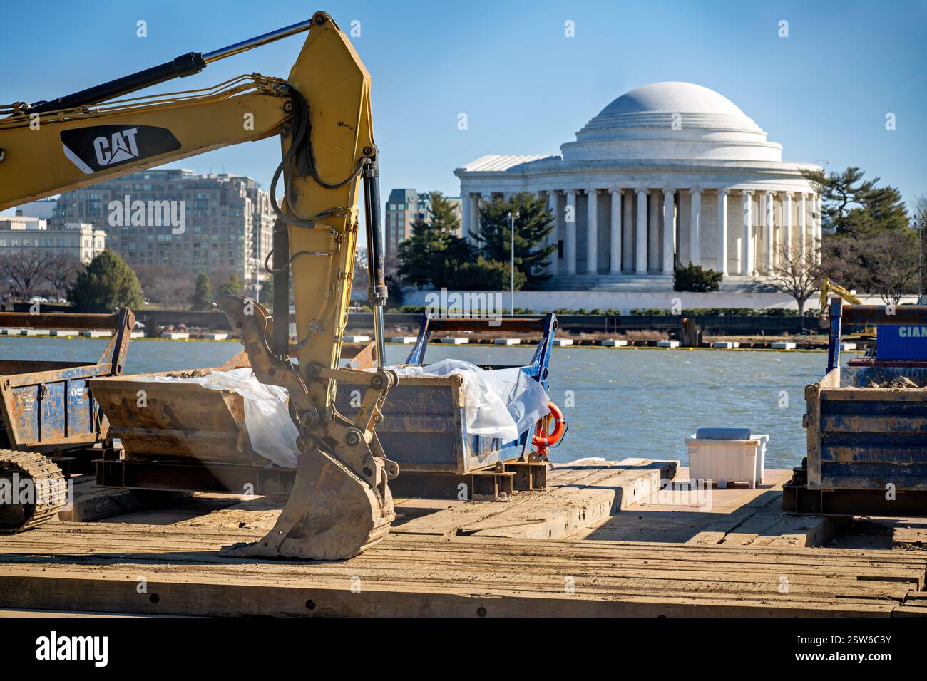WASHINGTON DC, Stati Uniti — le attrezzature per l'edilizia e le barriere temporanee segnano il lavoro in corso al Tidal Basin Reconstruction Project, come fotografato il 14 febbraio 2025. L'importante ristrutturazione mira ad affrontare le questioni di lunga data di insediamento, erosione e inondazione intorno al bacino storico. Il progetto pluriennale, gestito dal National Park Service, prevede la ricostruzione della parete del mare, il miglioramento dei sistemi di drenaggio e la protezione dei famosi ciliegi che fiancheggiano il bacino. Foto Stock