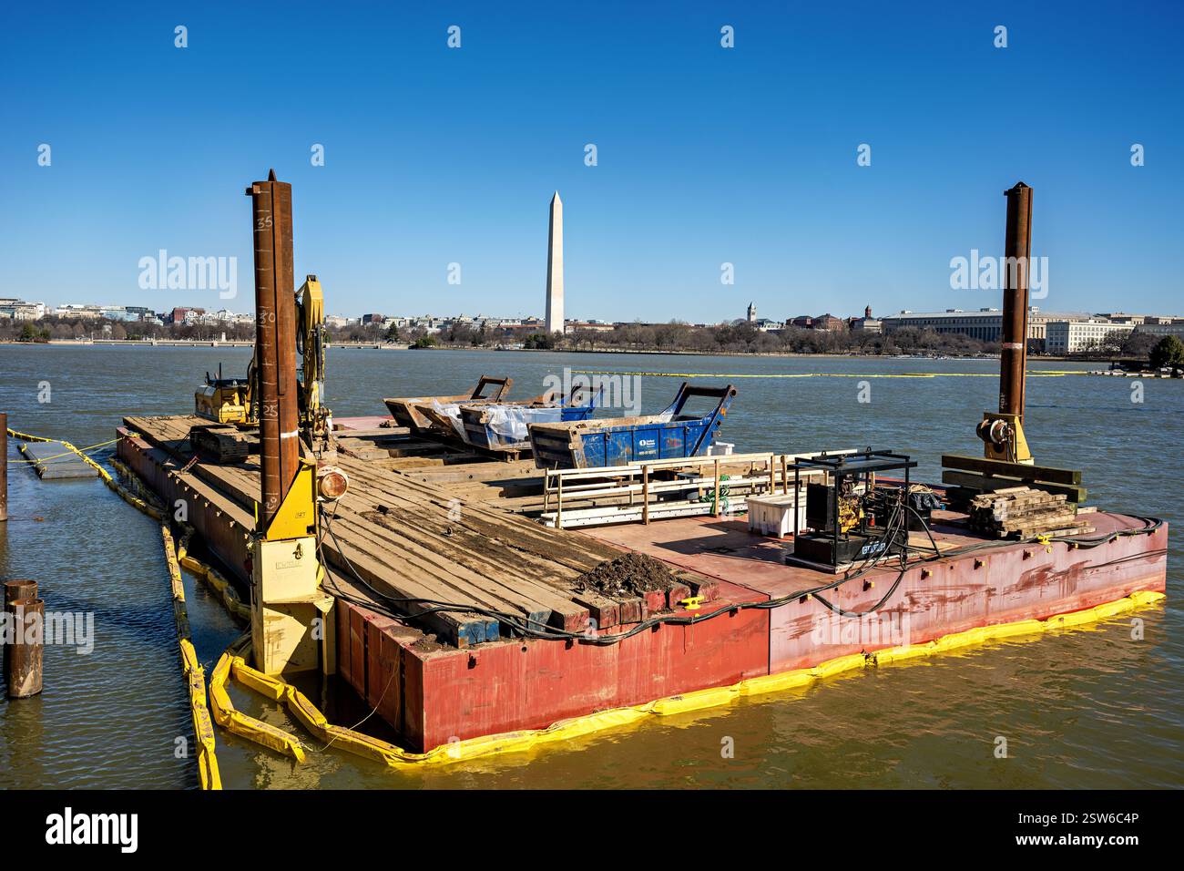 WASHINGTON DC, Stati Uniti — le attrezzature per l'edilizia e le barriere temporanee segnano il lavoro in corso al Tidal Basin Reconstruction Project, come fotografato il 14 febbraio 2025. L'importante ristrutturazione mira ad affrontare le questioni di lunga data di insediamento, erosione e inondazione intorno al bacino storico. Il progetto pluriennale, gestito dal National Park Service, prevede la ricostruzione della parete del mare, il miglioramento dei sistemi di drenaggio e la protezione dei famosi ciliegi che fiancheggiano il bacino. Foto Stock