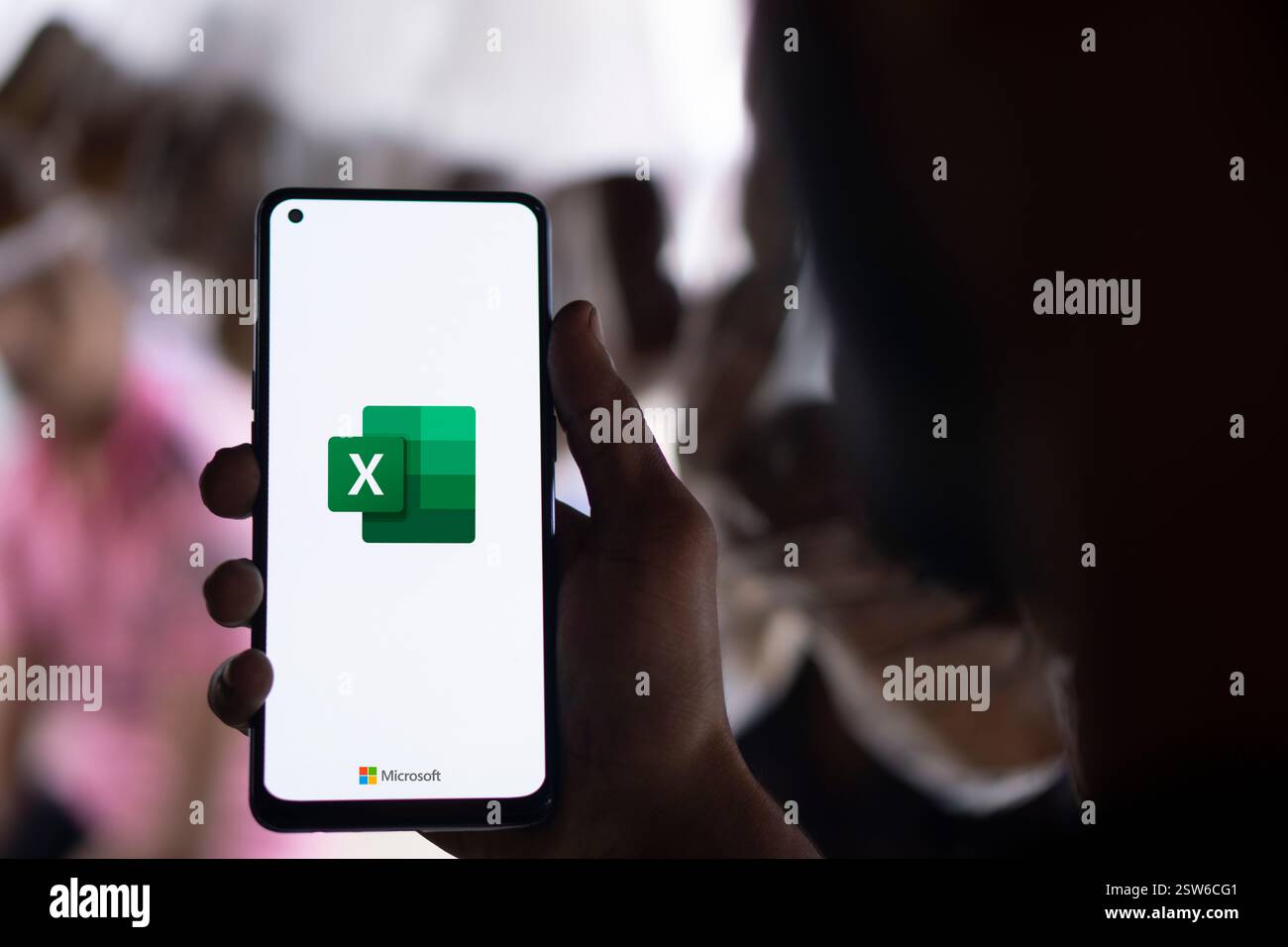 Dacca, Bangladesh - 06 ottobre 2024: Sullo smartphone viene visualizzato il logo Microsoft Excel. Foto Stock