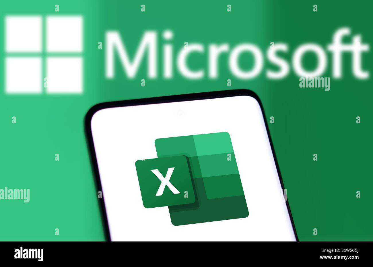 Dacca, Bangladesh - 06 ottobre 2024: Sullo smartphone viene visualizzato il logo Microsoft Excel. Foto Stock