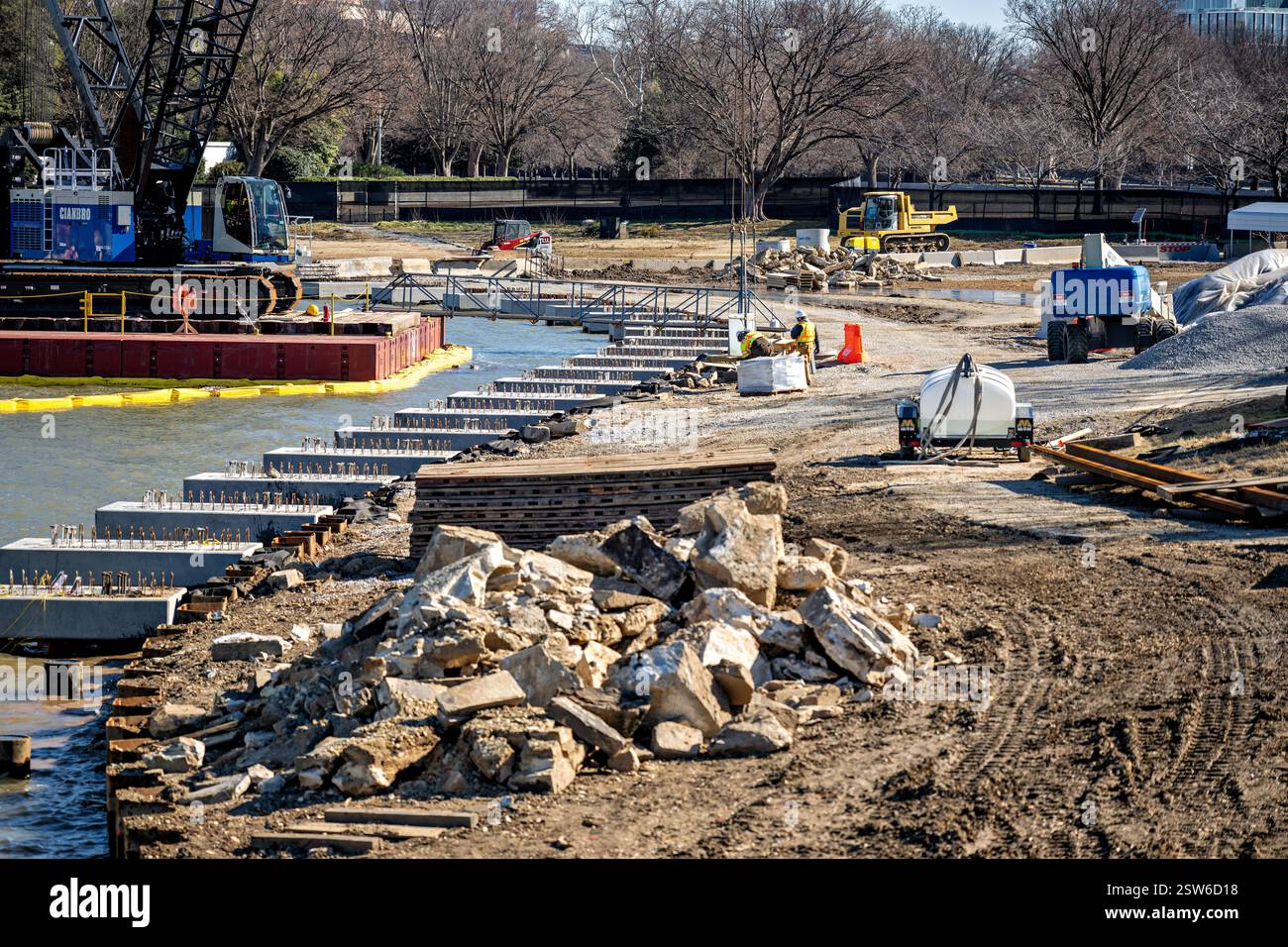 WASHINGTON DC, Stati Uniti — le attrezzature per l'edilizia e le barriere temporanee segnano il lavoro in corso al Tidal Basin Reconstruction Project, come fotografato il 14 febbraio 2025. L'importante ristrutturazione mira ad affrontare le questioni di lunga data di insediamento, erosione e inondazione intorno al bacino storico. Il progetto pluriennale, gestito dal National Park Service, prevede la ricostruzione della parete del mare, il miglioramento dei sistemi di drenaggio e la protezione dei famosi ciliegi che fiancheggiano il bacino. Foto Stock