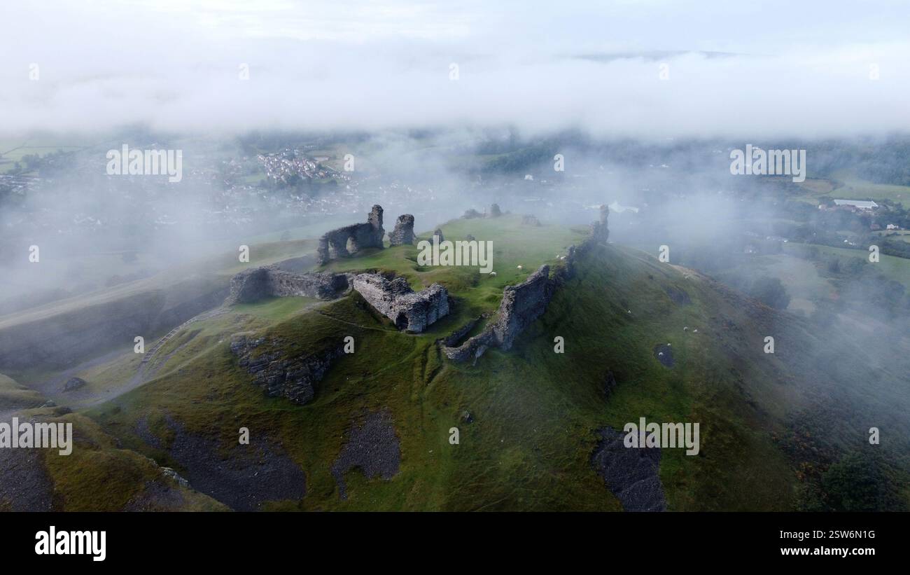Castello di Dinas Bran tra le nuvole, Llangollen Foto Stock