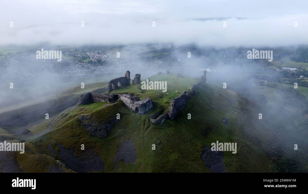 Castello di Dinas Bran tra le nuvole, Llangollen Foto Stock