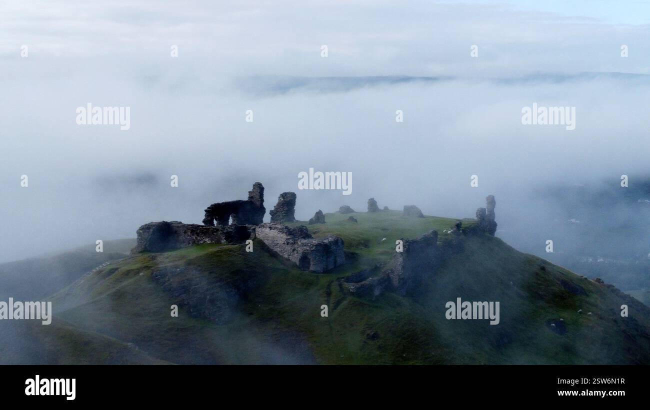Castello di Dinas Bran tra le nuvole, Llangollen Foto Stock