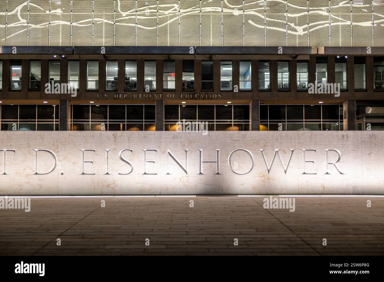 WASHINGTON DC - l'arazzo in acciaio inossidabile lungo 447 metri presso il memoriale di Eisenhower raffigura il paesaggio in tempo di pace di Pointe du hoc in Normandia, Francia. Creato dall'artista Tomas Osinski sotto la direzione di Frank Gehry, l'innovativo arazzo alto 60 metri comprende 600 pannelli sospesi da un colonnato in cemento. Il disegno astratto simboleggia la pace raggiunta attraverso la leadership militare e presidenziale di Eisenhower. Foto Stock