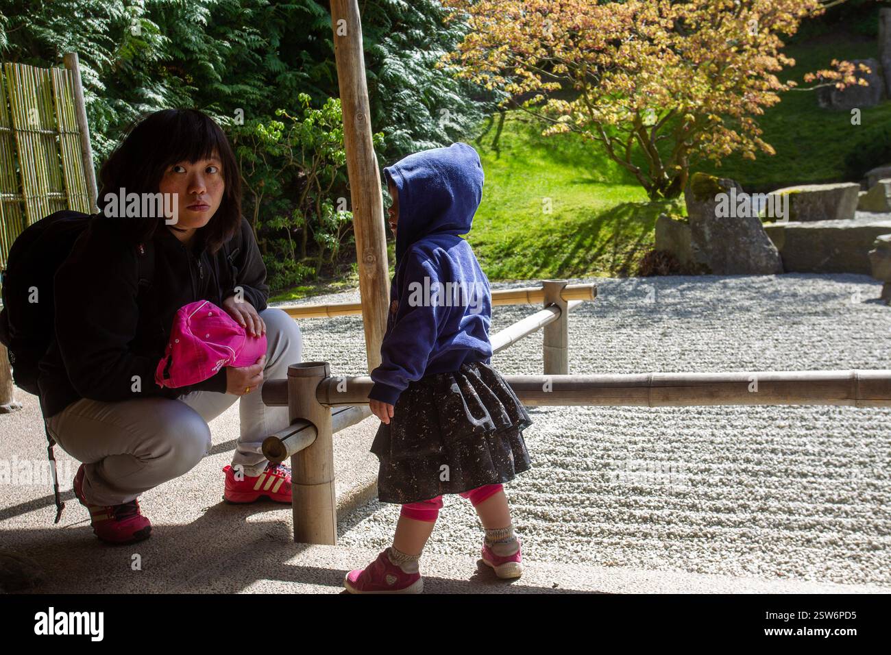 Persone provenienti dall'estremo Oriente nel giardino giapponese di Berlino (forse etnia giapponese o etnia vietnamita) Foto Stock