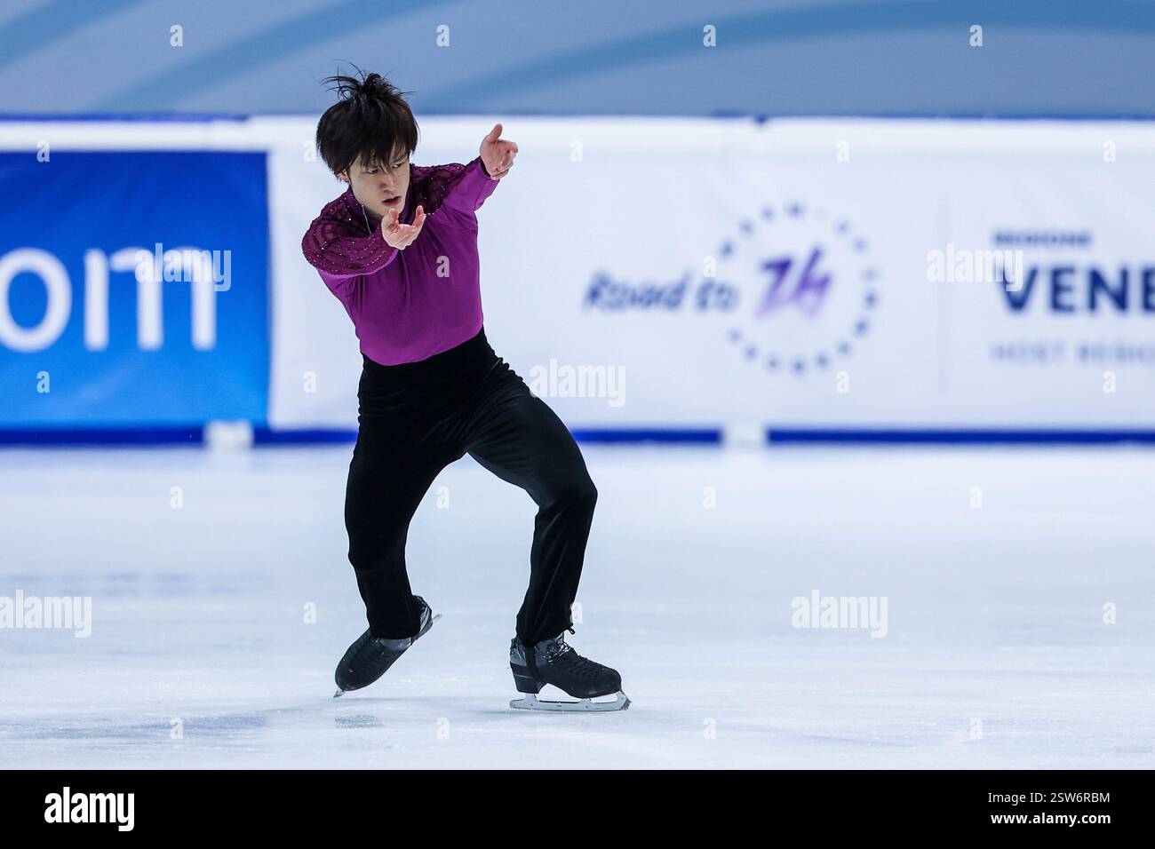 Sota Yamamoto del Giappone è stato visto in azione durante il programma corto di pattinaggio di figura FMC2026 Road to 26 Trophy Men al Forum Unipol Foto Stock