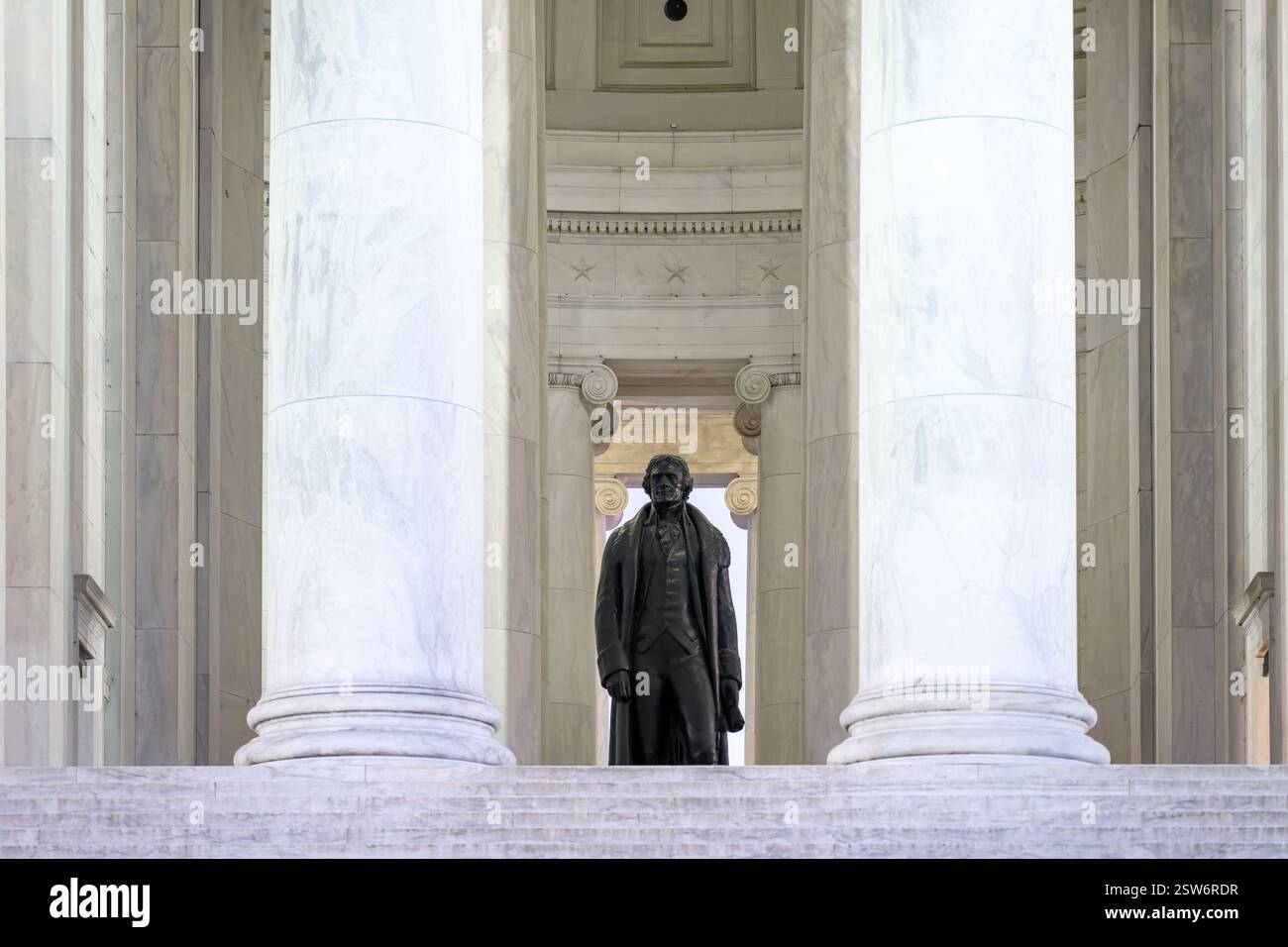 WASHINGTON DC - la statua di bronzo di Thomas Jefferson è vista attraverso le colonne ioniche all'ingresso del Thomas Jefferson Memorial. La scultura di 19 piedi creata dall'artista Rudulph Evans raffigura il terzo presidente degli Stati Uniti in piedi con la dichiarazione di indipendenza in mano. Il memoriale fu dedicato nel 1943 in occasione del 200° anniversario della nascita di Jefferson. Foto Stock
