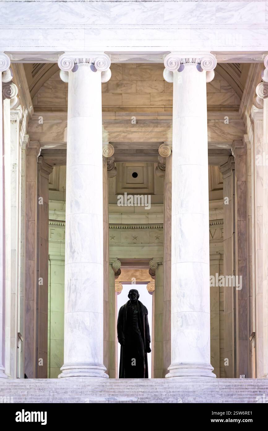 WASHINGTON DC - la statua di bronzo di Thomas Jefferson è vista attraverso le colonne ioniche all'ingresso del Thomas Jefferson Memorial. La scultura di 19 piedi creata dall'artista Rudulph Evans raffigura il terzo presidente degli Stati Uniti in piedi con la dichiarazione di indipendenza in mano. Il memoriale fu dedicato nel 1943 in occasione del 200° anniversario della nascita di Jefferson. Foto Stock